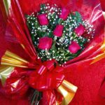 Buquê tradicional com 6 rosas